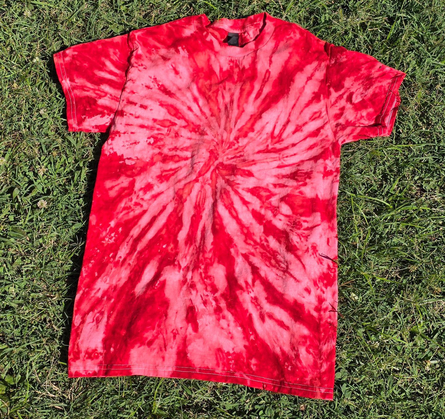 SCARLET-DYED BLANK TEE